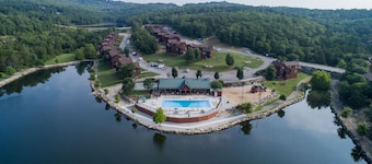 Ozark Comfort 3 Bedroom Condo by RedAwning