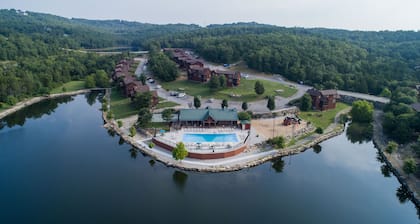 Ozark Comfort 3 Bedroom Condo by RedAwning