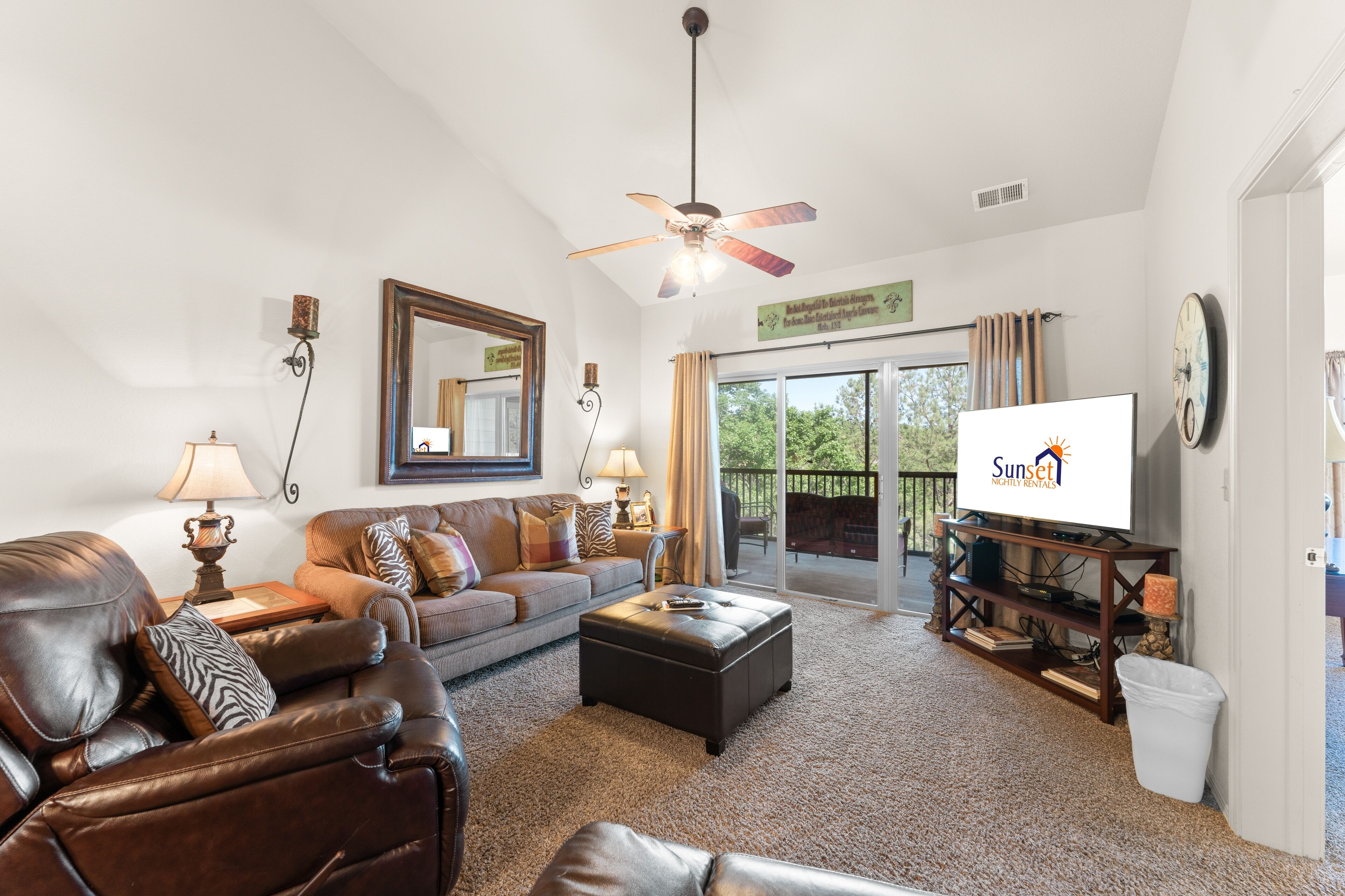 Condo, 3 habitaciones | Área de sala de estar | Smart TV 