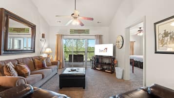 Appartement, 3 slaapkamers | Woonruimte | Een smart-tv