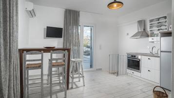 Réfrigérateur, four, cafetiÚre/bouilloire, bouilloire électrique