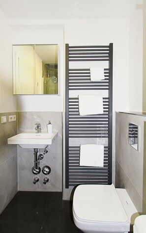 Apartamento Deluxe, 2 habitaciones, terraza | Baño | Secador de pelo, toallas, jabón y champú