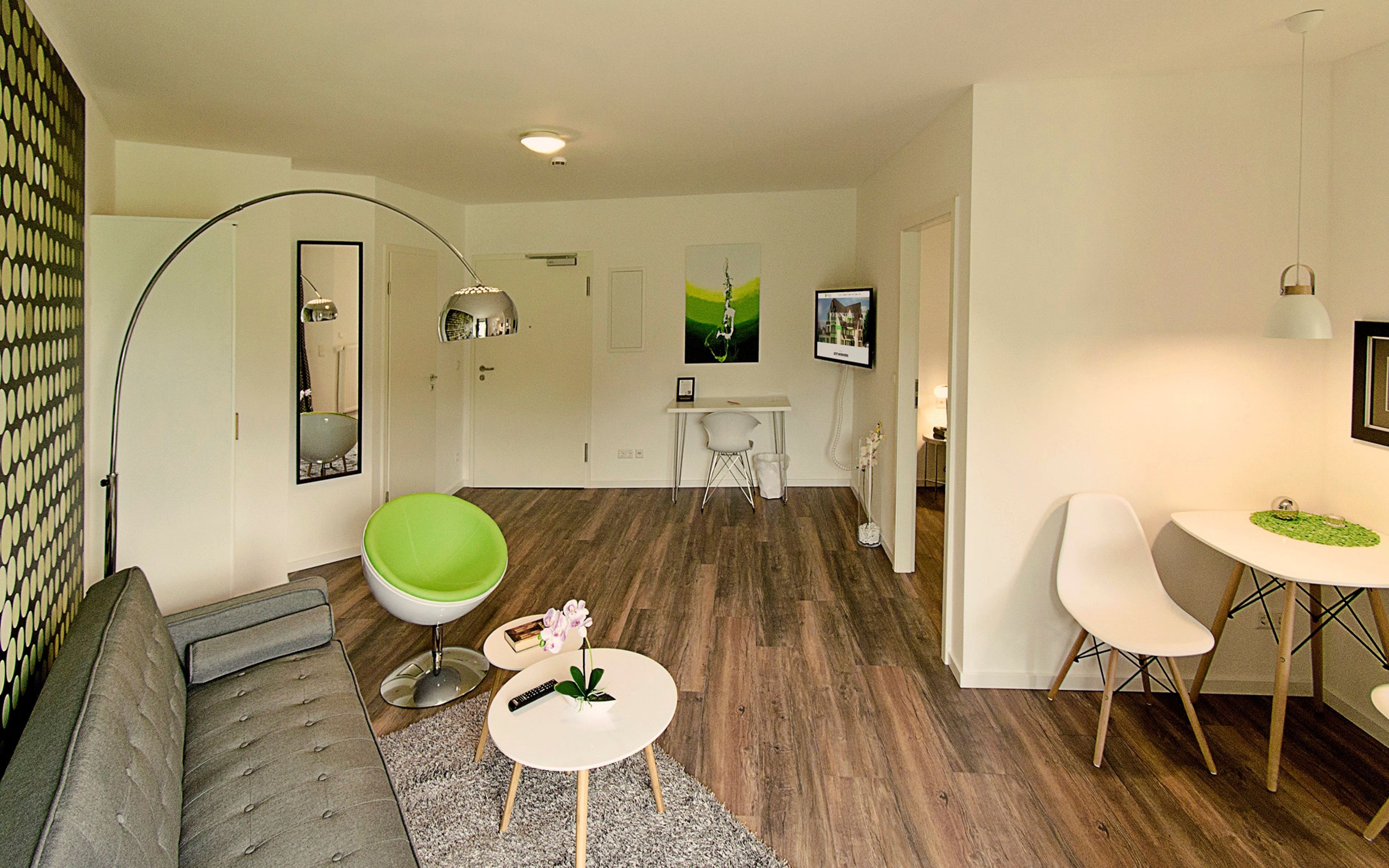 Deluxe Apartment mit 1 Schlafzimmer und Balkon oder Terrasse | Individuell dekoriert, individuell eingerichtet, Schreibtisch