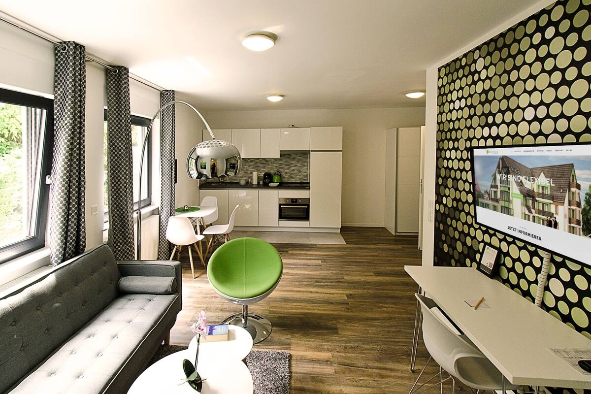 Leilighet – deluxe, 2 soverom, terrasse | Skrivebord, strykejern/-brett og barnesenger (inkludert)