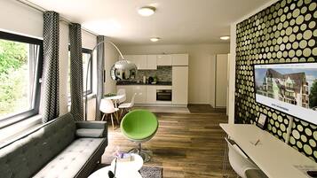 Supreme Apartment mit 2 Schlafzimmern, Wohnzimmer und Terrasse | Individuell dekoriert, individuell eingerichtet, Schreibtisch