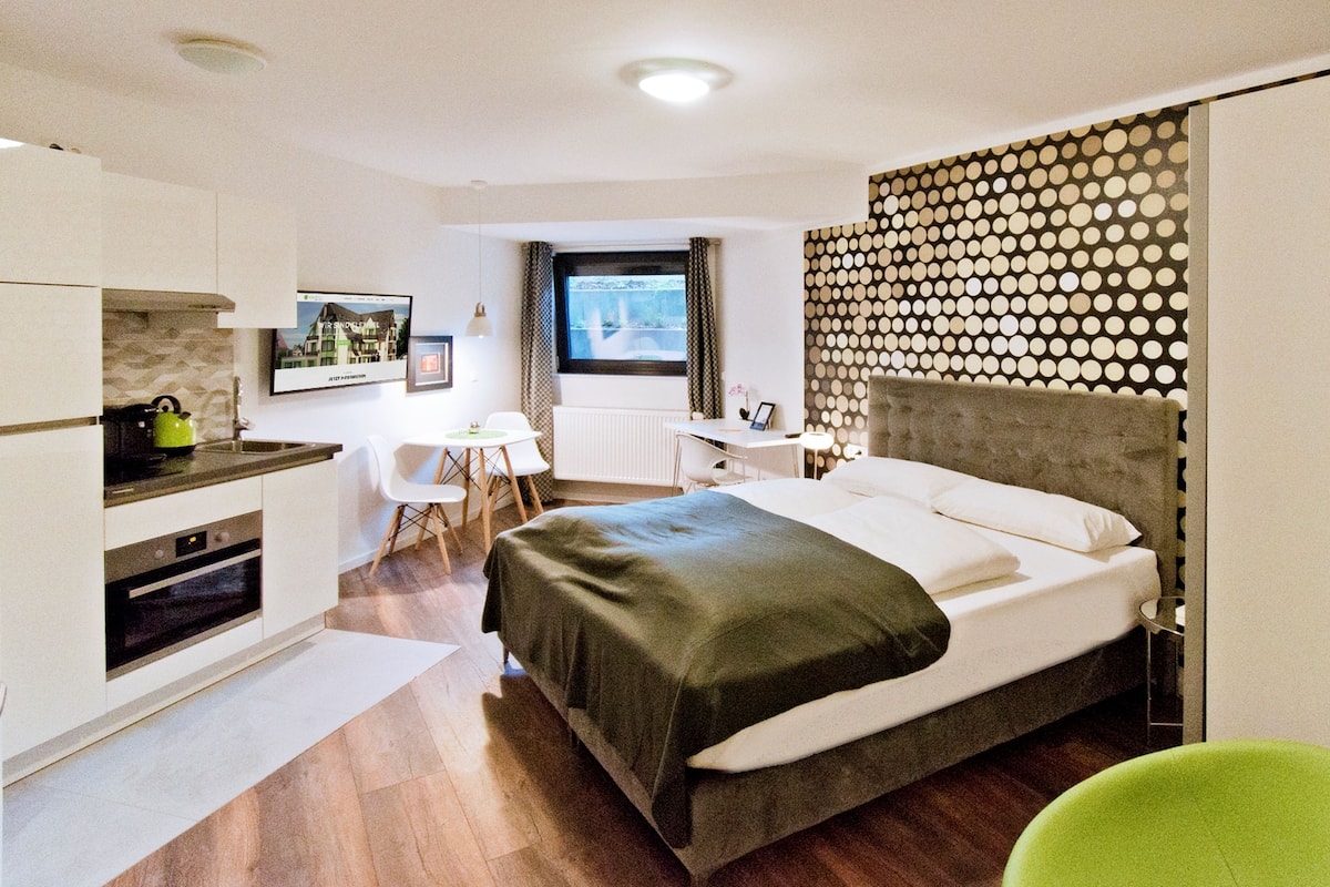 Estudio Confort (Basement) | 1 habitación, decoración personalizada, muebles diferentes y escritorio