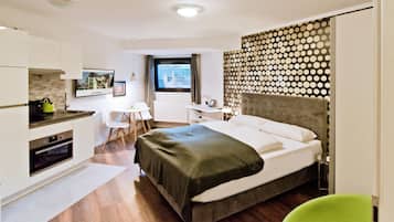 Comfort Studio Apartment - Basement (Basement) | 1 bedroom, individually decorated, individually furnished, desk