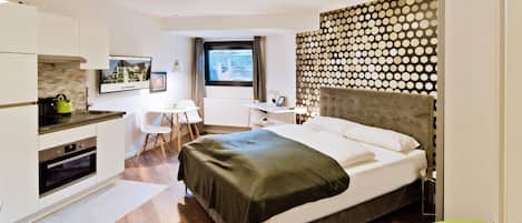 Comfort Studio Apartment - Basement (Basement) | 1 bedroom, individually decorated, individually furnished, desk