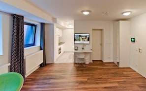 Individually decorated, individually furnished, desk, iron/ironing board - Eco Smart Apartments Nürnberg Süd (Nuremberg)