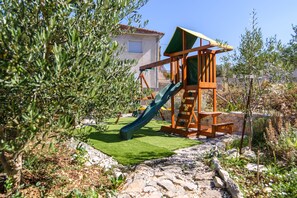 Children’s play area – outdoor
