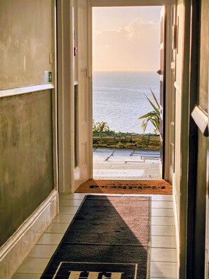A hallway leading to a balcony with a view of the sea. - Fieldhead Hotel (Looe)