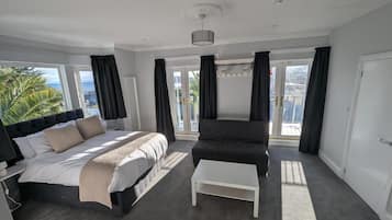 Perhesviitti, parveke, merinäköala | Työpöytä, kannettavalle tietokoneelle sopiva työtila, pimennysverhot