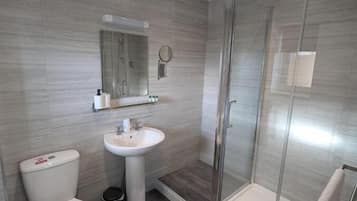 Suite Keluarga, balkon, pemandangan laut | Meja kerja, ruang kerja ramah laptop, dan tirai kedap cahaya