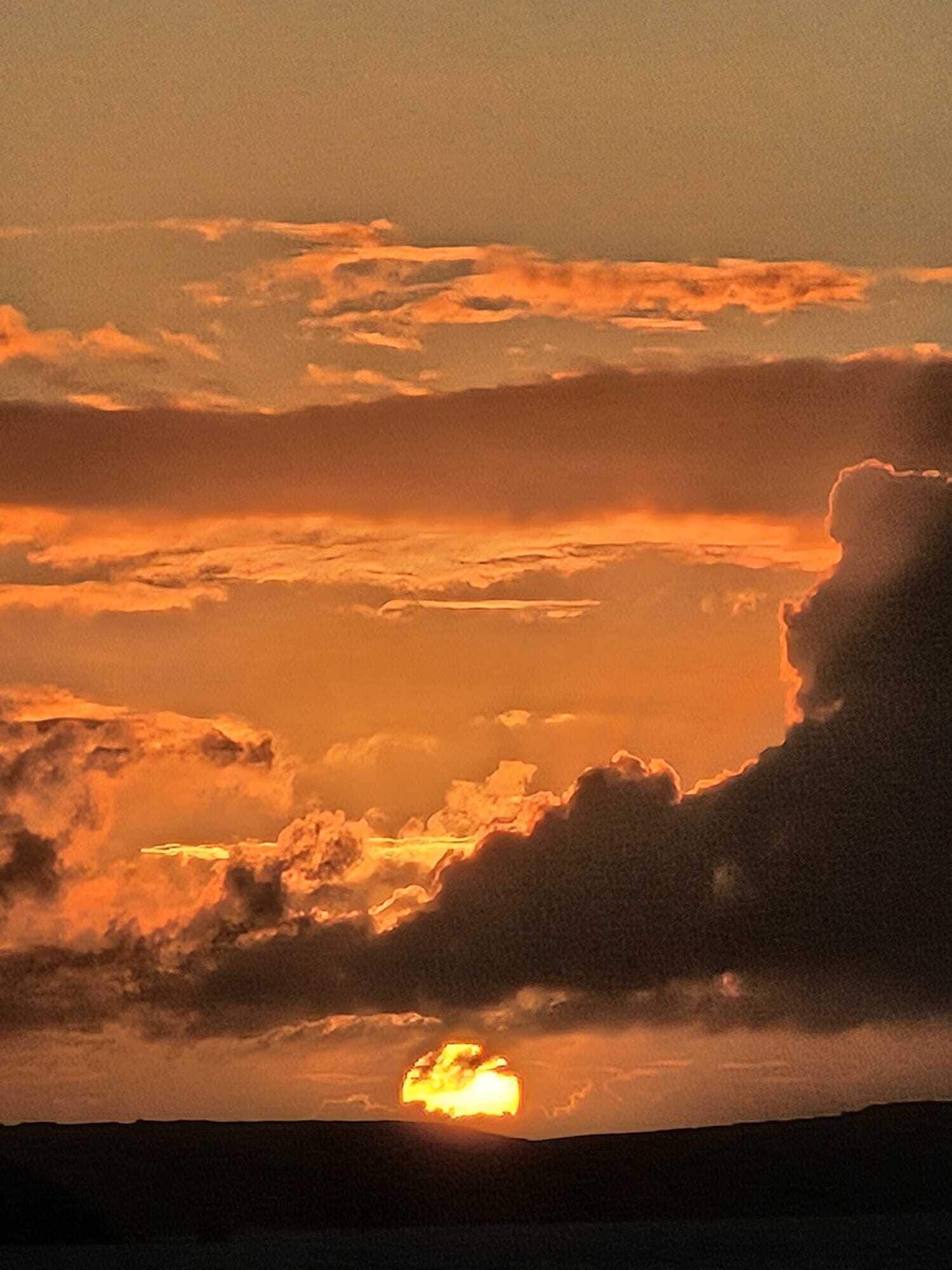 Un atardecer con nubes.