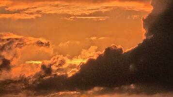 Un atardecer con nubes.