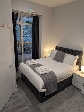 Double Room | Desk, laptop workspace, blackout curtains, iron/ironing board