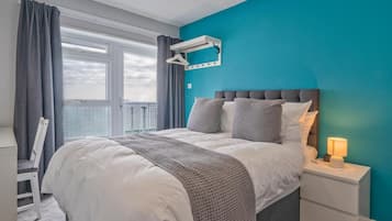 Kahden hengen deluxe-huone | Työpöytä, kannettavalle tietokoneelle sopiva työtila, pimennysverhot