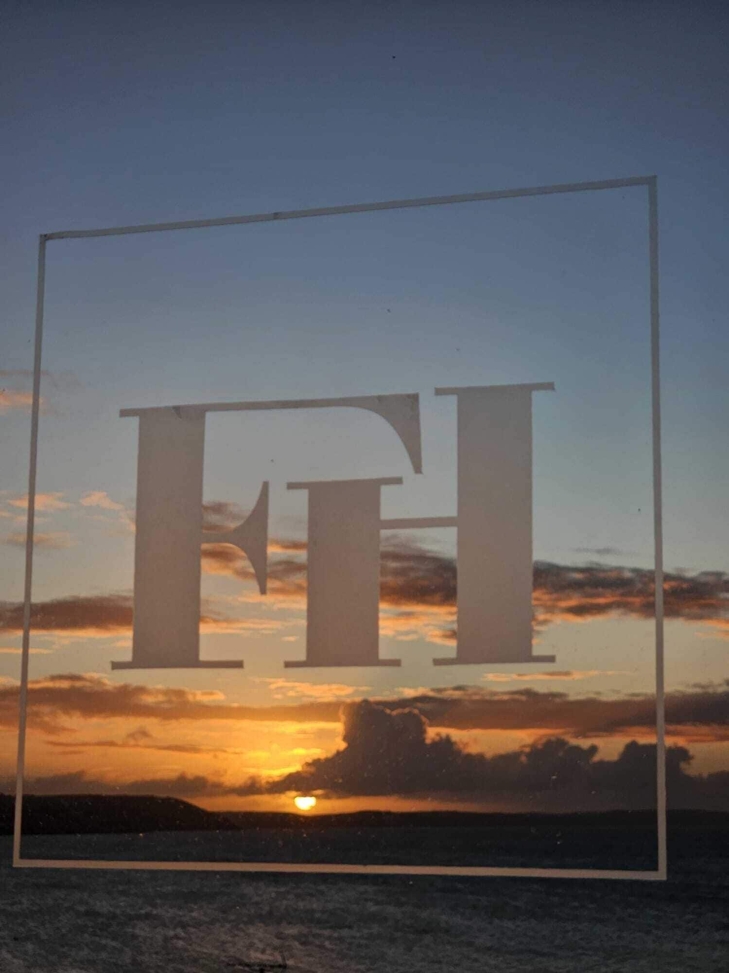 Vista do pôr do sol com um grande logotipo 'FI'.