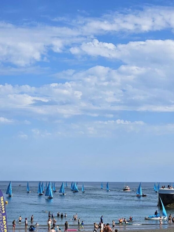 A beach with sailboats and people enjoying the water. - Fieldhead Hotel (Looe)