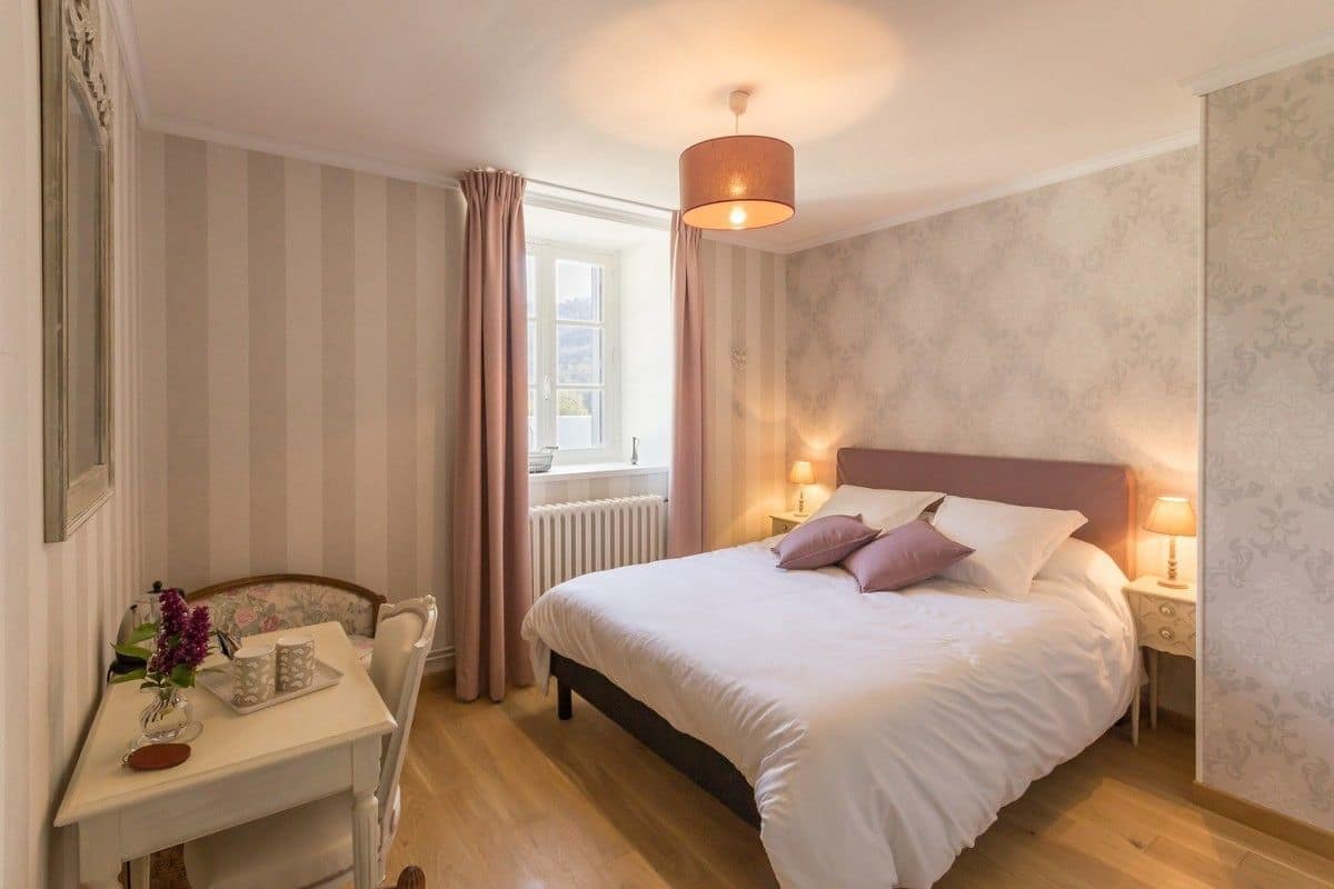 Romantische tweepersoonskamer, 1 queensize bed, niet-roken, uitzicht op bergen (Romantique) | 1 slaapkamer, individueel gedecoreerd, individueel gemeubileerd