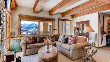 Condo, 2 Bedrooms | Living area