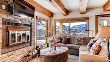 Condo, 2 Bedrooms | Living area