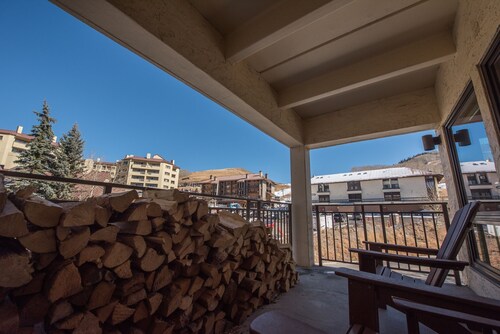 Rustic-Contemporary 3Br With Great Views! - No Cleaning Fee! by RedAwning