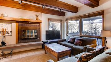 Condo, 2 Bedrooms | Living room