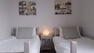 4 bedrooms, iron/ironing board, free WiFi, bed sheets