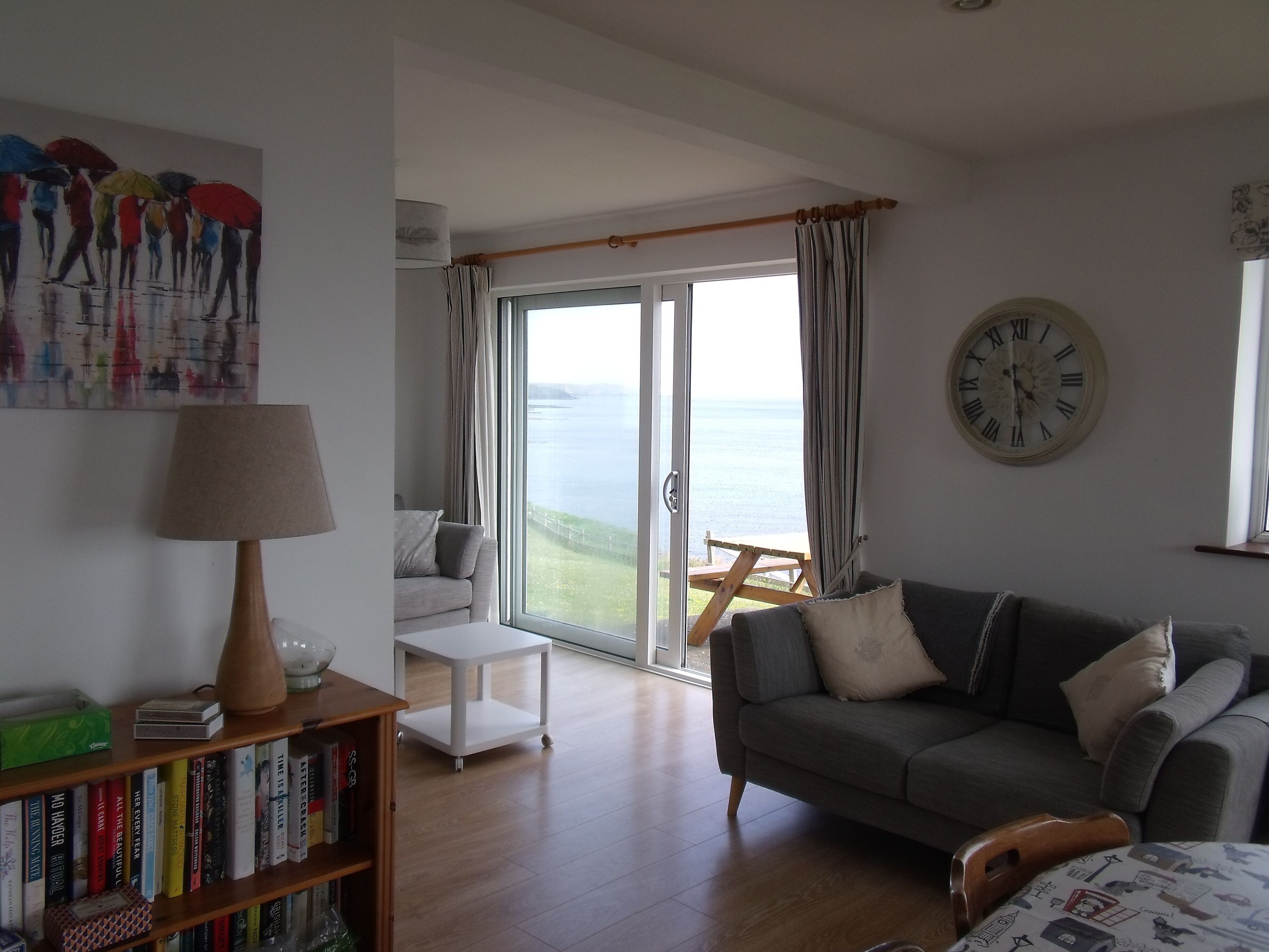 Fernseher, Kamin, DVD-Player, Bücher