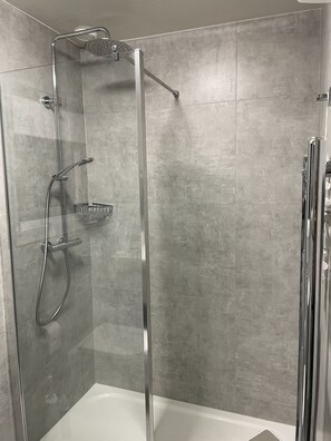 Shower, hair dryer, towels, toilet paper - Spacious, light-filled house with unrivalled ocean views (Clonakilty)