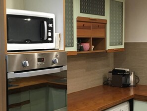 Fridge, microwave, coffee/tea maker, electric kettle