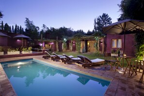 Piscina externa, espreguiçadeiras