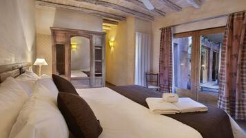 In-room safe, blackout curtains, free WiFi, bed sheets