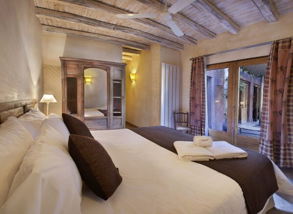 Cofres nos quartos, cortinas blackout, Wi-Fi de cortesia, roupa de cama