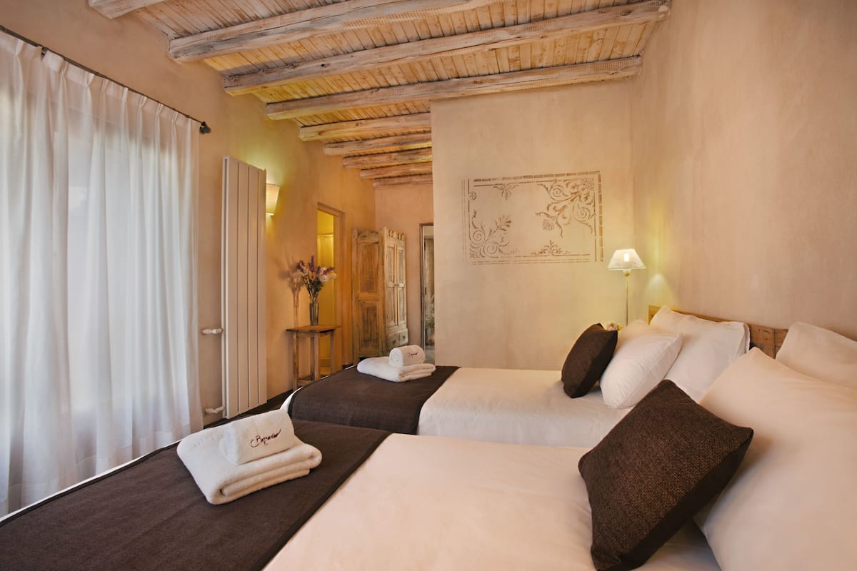 In-room safe, blackout curtains, free WiFi, bed sheets