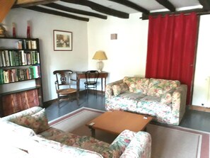 TV, fireplace, DVD player, books - Beautiful stone house with private pool (Eglise Neuve de Vergt)