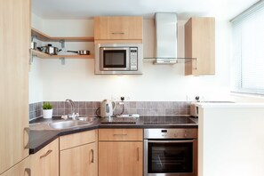 Standard Apartment, 1 Double Bed, Non Smoking | Private kitchen | Microwave, oven, stovetop, dishwasher - The Paramount (Swindon)