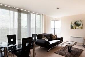 Leilighet – standard, 2 dobbeltsenger, ikke-røyk | Strykejern/-brett, wi-fi (inkludert) og sengetøy