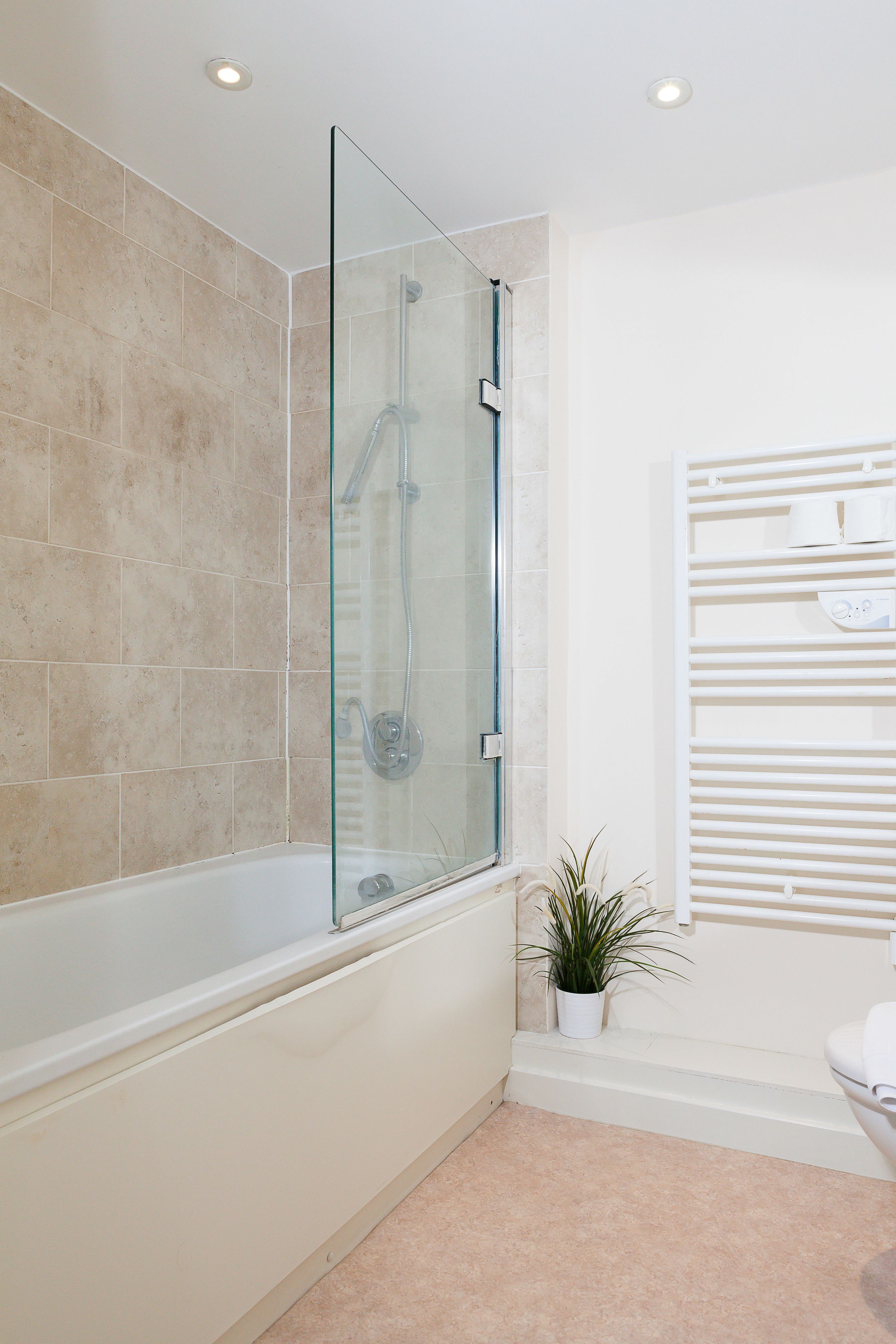 Departamento estándar, 2 camas matrimoniales, para no fumadores | Baño | Tina con regadera, regadera tipo lluvia, secadora de cabello, toallas 