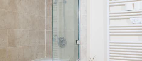 Departamento estándar, 2 camas matrimoniales, para no fumadores | Baño | Tina con regadera, regadera tipo lluvia, secadora de cabello, toallas