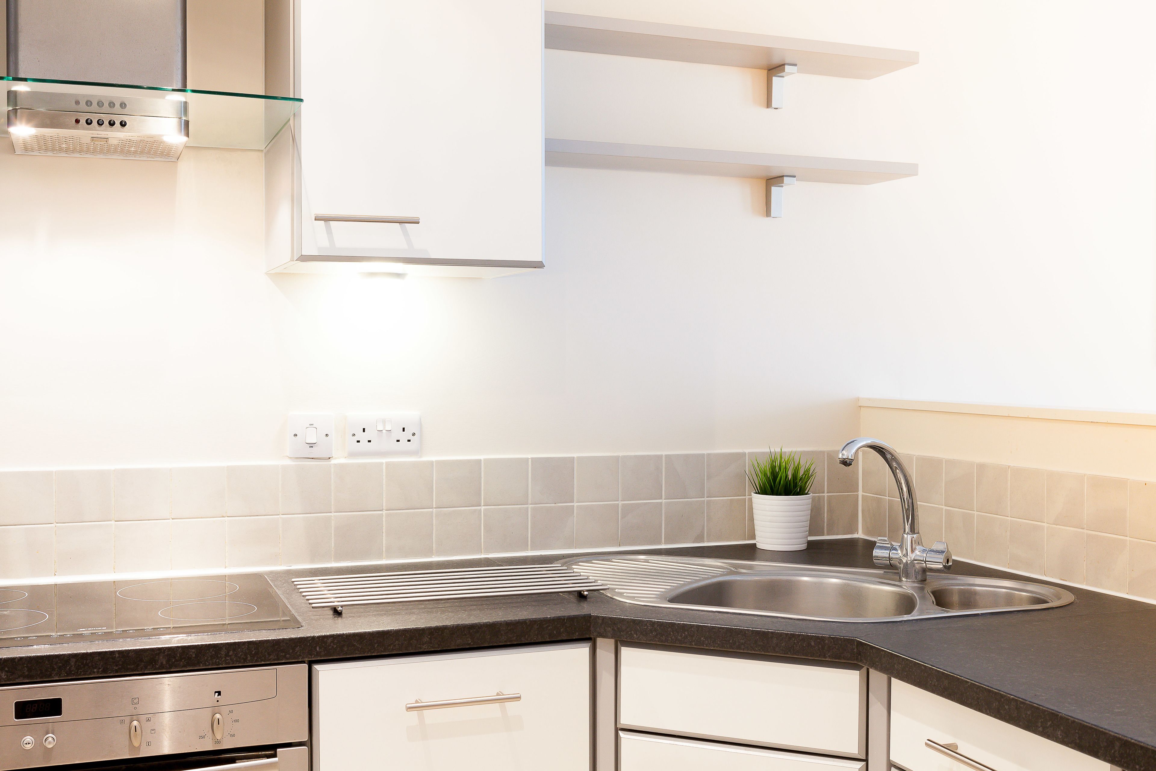 Een magnetron, een oven, een kookplaat, een vaatwasser