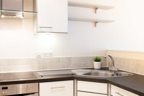 Mikrobølgeovn, ovn, kokeplater og oppvaskmaskin