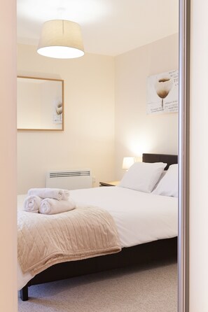 Iron/ironing board, free WiFi, bed sheets - The Paramount (Swindon)
