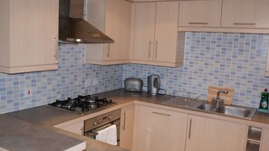 Standard Apartment, 2 Bedrooms | Private kitchen | Fridge, microwave, oven, stovetop - Brunel Crescent (Swindon)