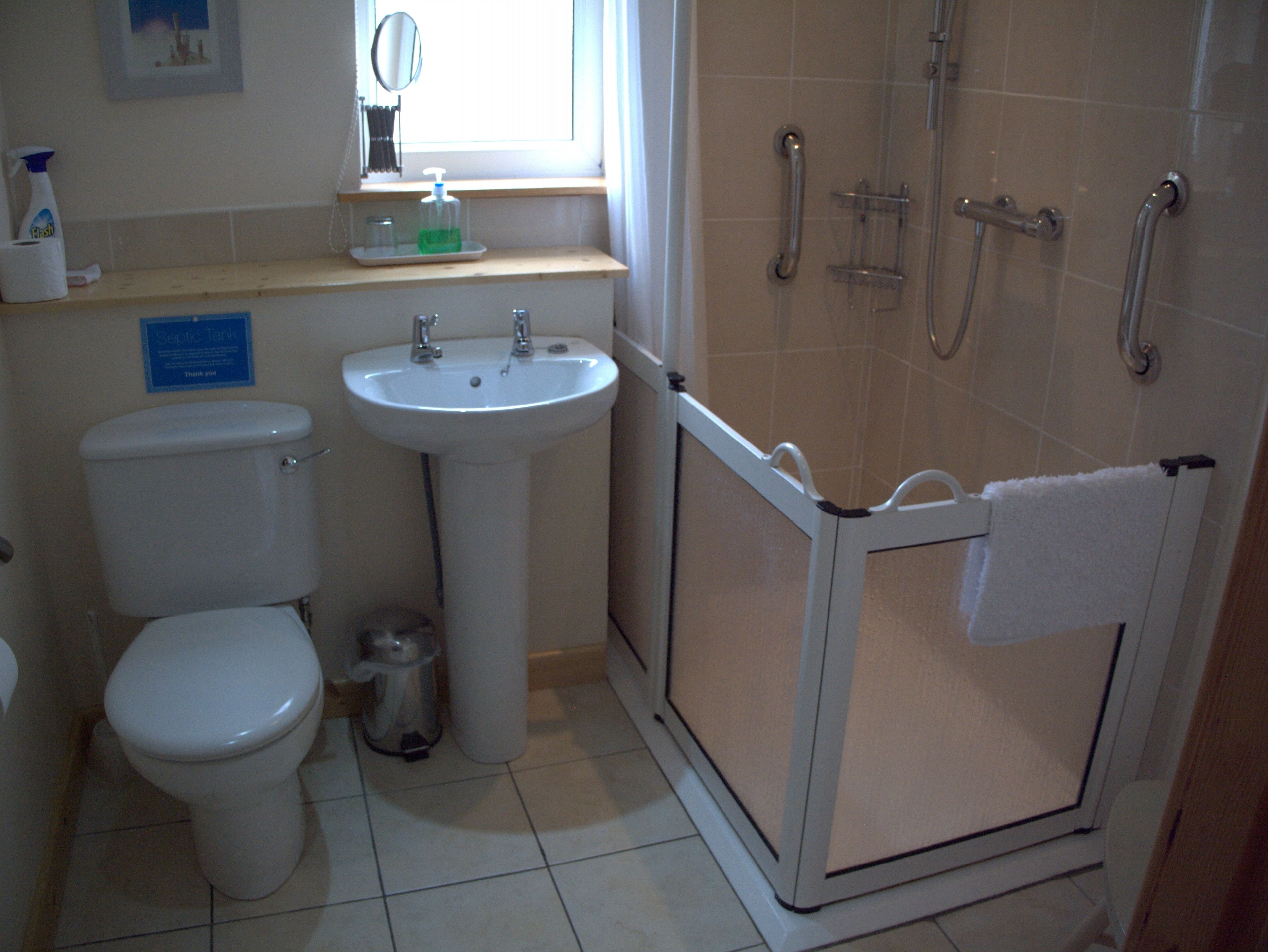 Cottage, plusieurs lits, accessible aux personnes à mobilité réduite, vue jardin | Salle de bain | Articles de toilette de luxe, sèche-cheveux, serviettes fournies