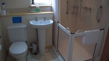Cottage, Multiple Beds, Accessible, Garden View | Bathroom | Designer toiletries, hair dryer, towels