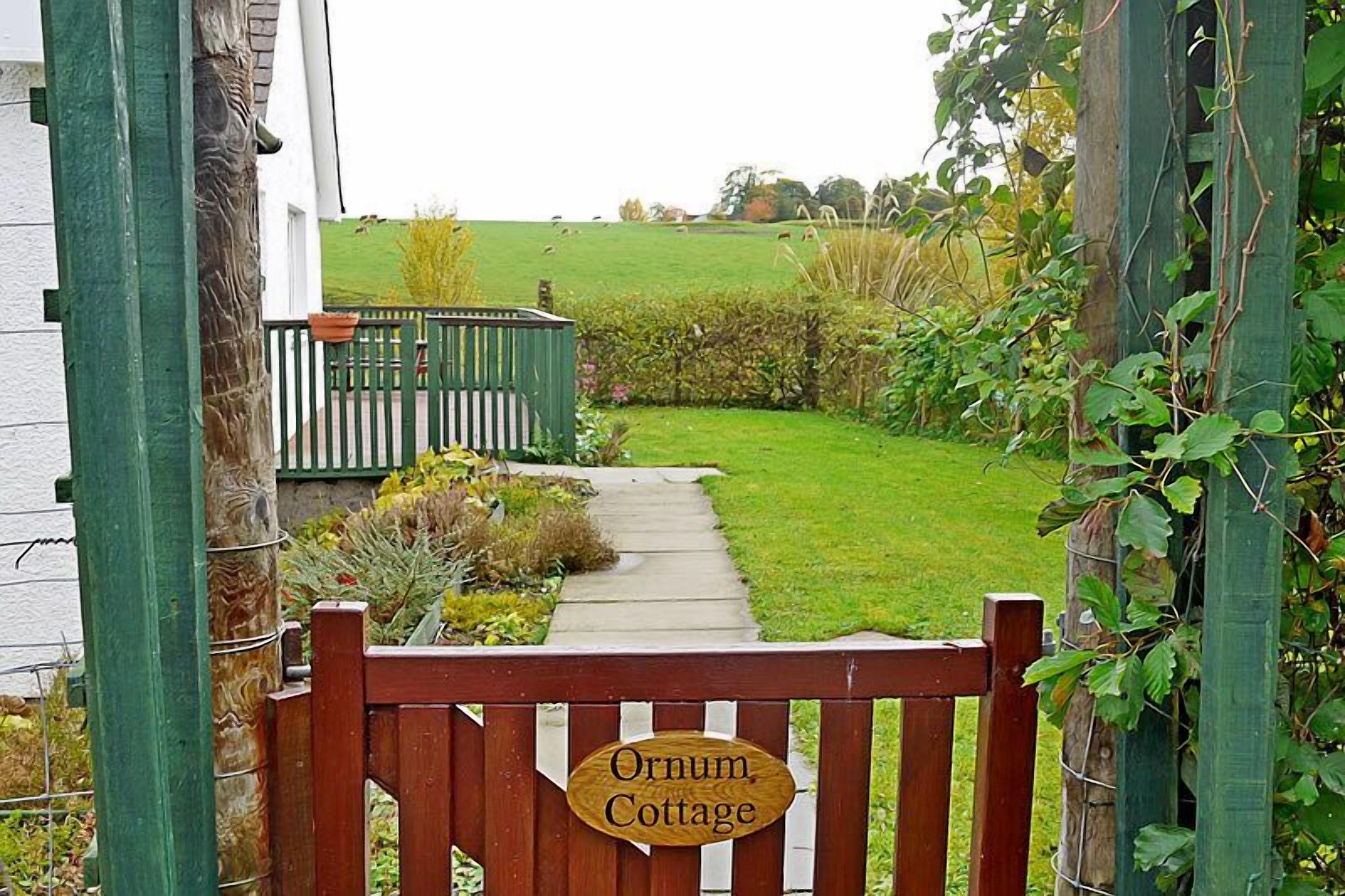 Sumarhús - mörg rúm - gott aðgengi - útsýni yfir garð | Útsýni yfir garðinn