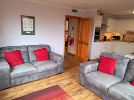 村舍, 多张床, 无障碍, 花园景观 | 起居区 | 液晶电视、DVD 播放器