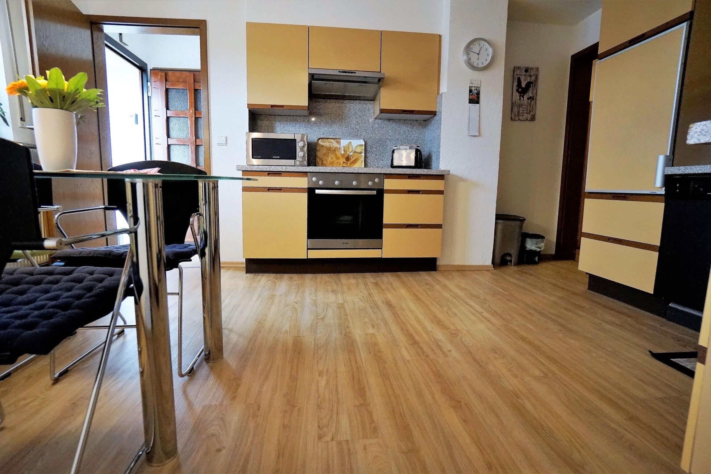 Apartment in a prime location with separate entrance and large terrace.